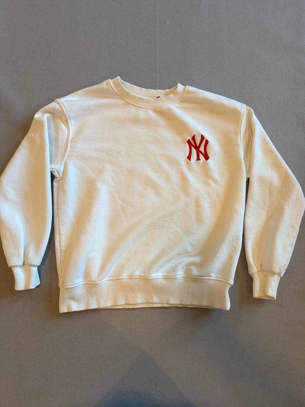 New York Yankees MLB Sweatshirt Small Cream Red Love Heart Crewneck Baseball